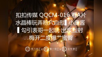   黑丝高跟齐逼短裙户外勾搭农民大哥激情4P啪啪直播，拖拉机旁舔鸡巴让大哥后入爆草