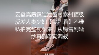 年轻的小少妇给老公发自拍