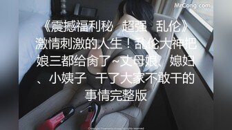 商场女厕全景偷拍浅绿色套装美女的小嫩鲍