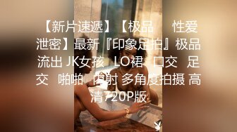 商城TP粉红短裙短发气质美女嘘嘘 无毛逼孔中的蠕动肉芽着实迷人