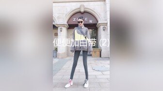 超短牛仔裙美女在商场 光脚穿袜子试鞋高跟鞋配玉足脚上的血管清晰可见丁字裤翘臀弯腰被抄底