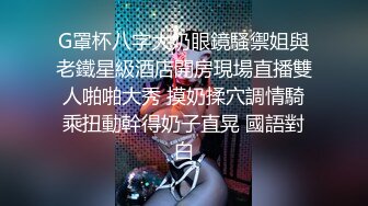 吊奶女友非要在洗手间让我后入她边玩自拍