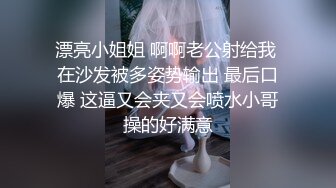 海滩寻求刺激的情侣，公然在浅滩撒狗粮，亲嘴就算了，还掏出鸡巴让女友含进去，看呐口活口活，小孩都走近靠前看乐！