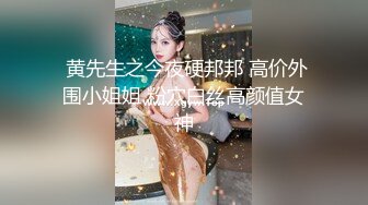 小美妖Ts折千千 户外广场白丝礼服露出，鸡儿硬邦邦在内衣外，好可爱惹~回家手冲一发！