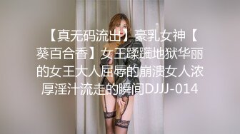 黑衣牛仔裤妹子调情69舔逼，再到床上近距离拍摄开档黑丝后入猛操