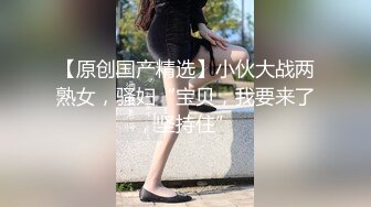 晚上城中村浴室窗外偷窥隔壁楼房东女儿洗澡不小心被她发现了淡定望过来回过神来大叫妈