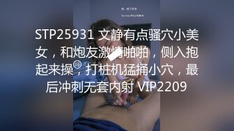 深夜偷偷到侄女房間，扒開睡衣看身體，粉乳嫩鮑發育真不錯，不敢撥弄，只能看