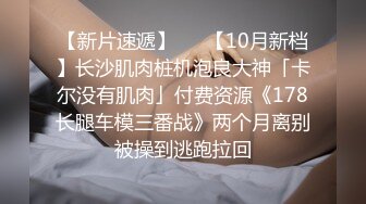 抄底写字楼红衣服拉屎玩王者的眼镜妹子尿尿，逼逼都张开了，估计