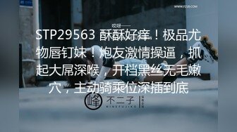 绿妻大神记录极品淫荡娇妻▌亨利夫妻▌喷血全裸诱惑取外卖 色诱骑手小哥 口爆采精才让离开