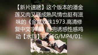 素颜留守少妇奶子不小，身材也不错，坐下吊钟奶子，特写露鲍鱼，多视角露脸抠逼