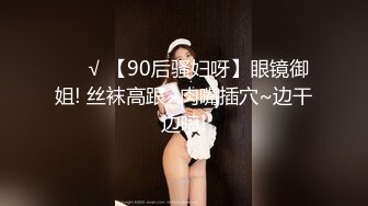 把镜头伸过隔板超近距离拍摄嘘嘘