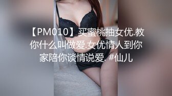 健身教练小姐姐,健身房换衣间,外面人声不断,极品女神胴体满分