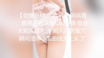 颜值不错的纯情妹妹，白丝露脸精彩大秀，跟狼友互动撩骚揉奶玩逼看特写，撸起小哥的大鸡巴