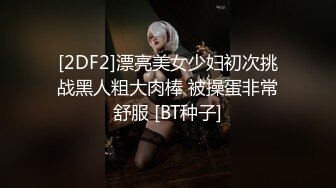 约了个牛仔裤网红萌妹啪啪，舌吻调情洗完澡骑乘抱着猛操，呻吟娇喘非常诱人