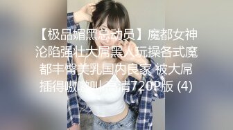 网吧里的小骚货全程露脸跑到公共卫生间里自慰，直接骑在马桶刷手柄上玩逼，嘴里叼着内裤坐插假阳具呻吟