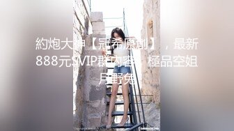  客厅的淫乱，双女群战被操的语无伦次，女上位换个姿势享受场面淫乱