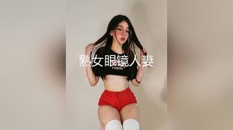 尾随妹子进女厕偷窥为了拍脸被眼镜美女发现了仔细观摩好一会儿，幸好没有喊人！