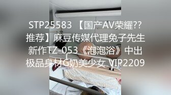 【新片速遞】  颜值不错的气质少妇露脸秀得很精彩，自己揉奶子道具插着骚穴让大哥吃奶子，让大哥后入抱起开飞机抽插真刺激