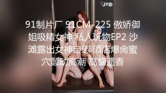 商场偷拍丰腴熟女谁能告诉我 她穿的是骚丁还是无内