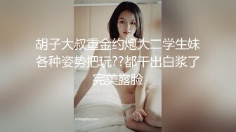 风骚少妇爱勾搭跟两个小哥玩3P，性欲旺盛扒光两个小哥一起吃鸡巴，边吃边撸前插后入揉奶子，把小哥伺候的好舒服