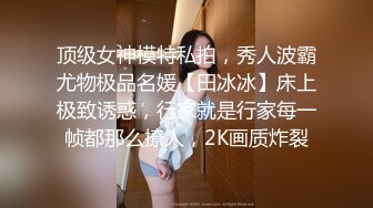 18双马尾萝莉小嫩妹情趣装粉色吊带裙，拨开裤子露无毛嫩穴，掰穴特写揉搓阴蒂，极品美穴很是诱人