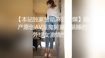 气质美少妇和老公直播，大姨妈来了只能诱惑了粉色裤头上还有经血