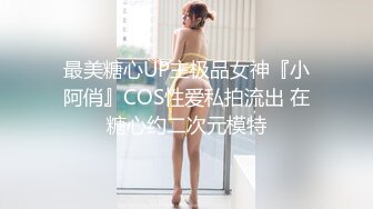 忽悠女顾客做特殊服务，让小哥玩起了双飞，黑丝露脸口交大鸡巴给小哥舔乳头，两个骚逼让小哥干的神魂颠倒