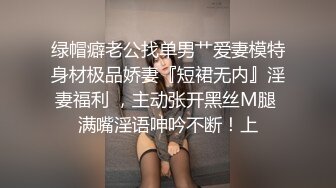 黑衣牛仔裤妹子啪啪，蹲着口交后入按着腿大力抽插猛操