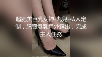 大奶子黑丝御姐露脸自己一个人玩的好嗨皮，肛塞菊花妩媚的骚表情配合着浪荡呻吟呻吟刺激狼友，道具抽插高潮