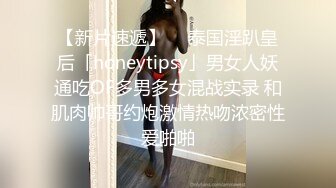 一脸呆萌嫩嫩小姑娘！黑色白丝袜笑起来甜美！给炮友足交主动骑乘位，深插小穴叫的大声，后入大肥臀