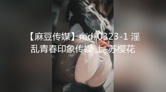 风衣牛仔裤美少妇