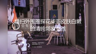 【新片速遞】圣诞装扮的肉肉的眼镜妹子，大黑牛插穴自慰，还自己剃了个白虎