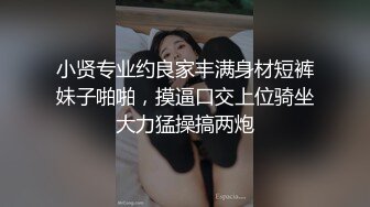 颜值不错的风骚女模特，大辫子漏出骚奶子诱惑狼友跟两位大哥激情3P