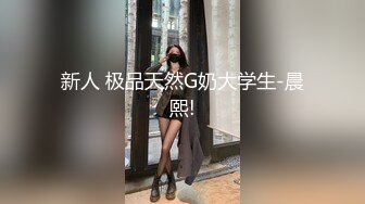 《极品CP魔手外购》养生馆女厕藏身隔间偸拍制服服务员小姐姐大小便~大开M腿私处清晰可见居然还有无毛的极品 (2)