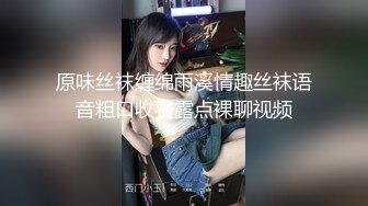 商场女厕全景偷拍两个美女的肥鲍鱼卧槽，无意中发现还有一个小伙也在趴下看美女的B_0