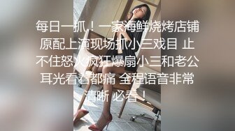 Part6下外出而归推开卧室的门满屋春色映入眼眸单男撩拨着妻子体内的花心妻子也在一声声娇喘中极力的配合着