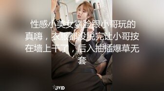 当她继续逗弄他的鸡巴时，他再也无法忍受并射精了。