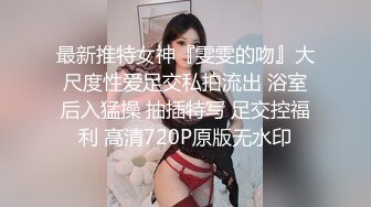 丰满小少妇被两个单男插入