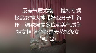 商场女厕全景偷拍蓝色毛衣黑色短裤妹妹嘘嘘完兴高采烈的癫跑起来