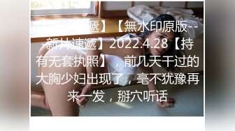 2021年5月首发最新奶茶店全景厕拍第二期-连续两天都拍到这个服务员小妹躲在厕所吸大烟_0