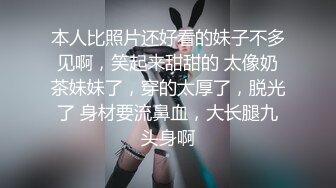  退休老师跟好姐妹陪小哥一起大秀直播，全程露脸颜值不错玩弄小哥大鸡巴