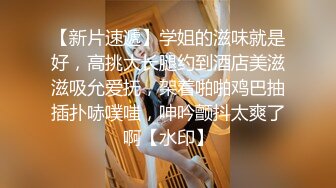 一群小年轻躲在在酒店里面化妆镜前后入啪啪做爱，幼师妹子身材炮架子