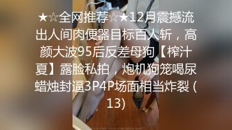 苗条小姐姐闺房反锁撩骚,宠物犬闻到骚味上来想舔,赶忙制止,你舔了我就封号了