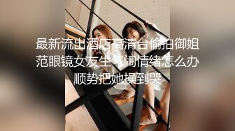 YC商场抄底碎花裙玛丽珍鞋女神 掀裙岔腿露出微湿白内和黑