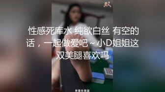 抱着草可爱的娇小女朋友