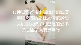 清纯长相双胞胎妹妹，单人自慰秀，新买全自动小炮机，怼着多毛骚穴抽插，椅子上骑坐，掰开屁股加快档，道具挺好用