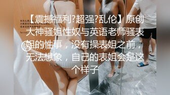 大红唇新人骚女被两大汉3P，白丝袜丁字裤，翘起屁股看穴，两根JB轮流舔