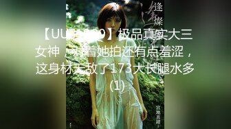 【新片速遞】   熟女阿姨 被老头三洞全开 无套输出 骚逼 菊花 嘴巴轮着插 不过瘾还要双手捅双洞 爽到狂喷尿 都喷到房顶了 