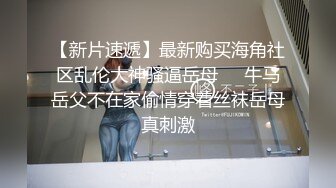 白嫩的妹子撅起屁股露出丰满阴唇，椅子上道具双插自慰享受高潮刺激